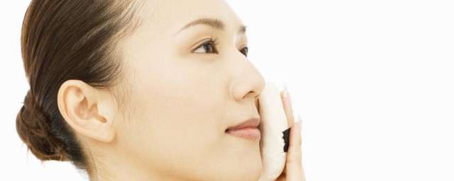 突然变成油性皮肤怎么回事(皮肤变成油性了是为什么)