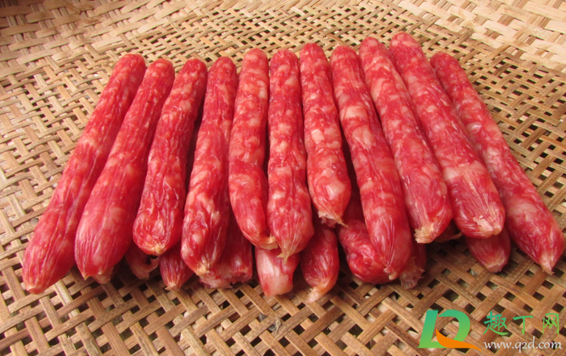 香肠做好要用温水冲洗吗(香肠装了以后要温水洗吗)