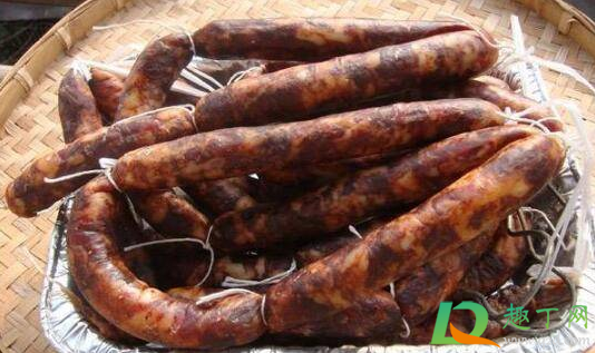 香肠灌好后是平放还是吊起来晾晒(香肠灌好以后怎么晾干)
