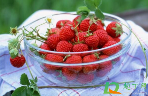 草莓用热水洗会变酸吗(热水洗草莓会怎么样)