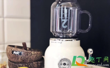 榨汁机加水加多少(榨汁机榨汁时用加水么)