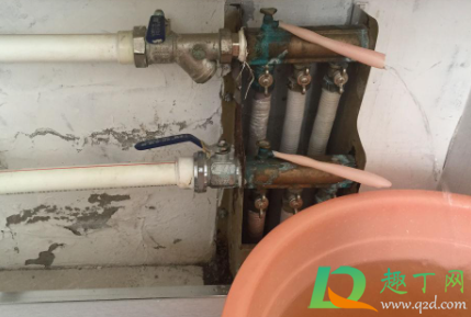 暖气放水就热一会就凉怎么回事(暖气放完水热一会就凉了)