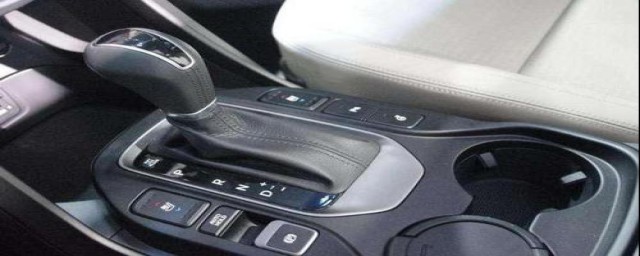 自动挡不小心挂入R档后果(自动挡汽车前进中误挂入R档)