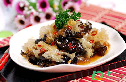 银耳泡好了可以直接凉拌吗(凉拌银耳怎么泡)