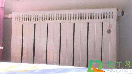 暖气片堵塞不热怎么疏通(暖气片被堵住不热怎么办)