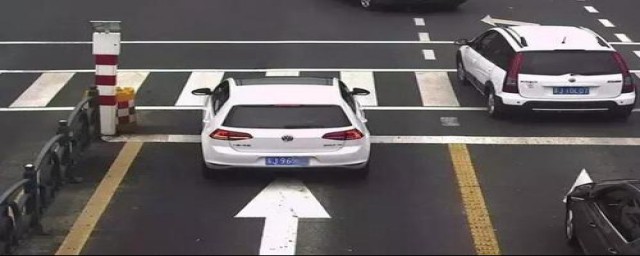 黄灯亮车辆在斑马线是否要扣分(绿灯变黄灯停在斑马线上会不会扣分)
