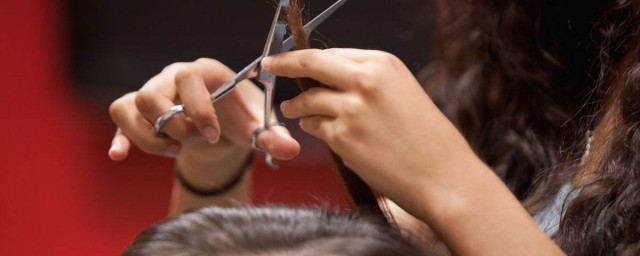 怎么给幼儿剪发(怎么给小孩修剪头发)