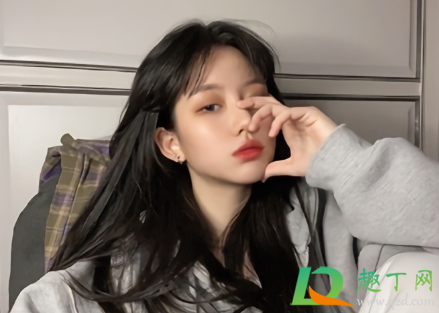 蓝黑色头发能保持多久(蓝黑色染发能保持多久) 蓝黑色头发能保持多久(蓝黑色染发能保持多久)