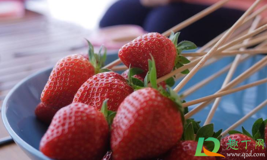 草莓花束的草莓可以吃吗(带花的草莓能吃吗) 草莓花束的草莓可以吃吗(带花的草莓能吃吗)
