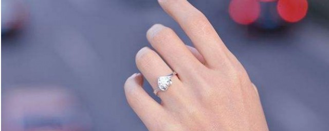 女人右手每个手指带戒指的含义(右手戴戒指的含义女每个手指的意思)