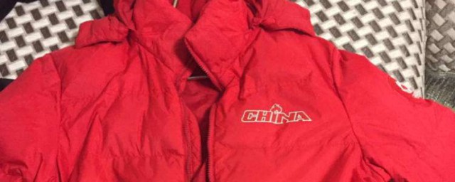 五十岁的人穿什么羽绒服好看(五十多岁穿什么颜色的羽绒服)