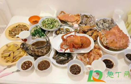 三十晚上吃年夜饭几个菜最好(年三十晚上吃什么菜好)