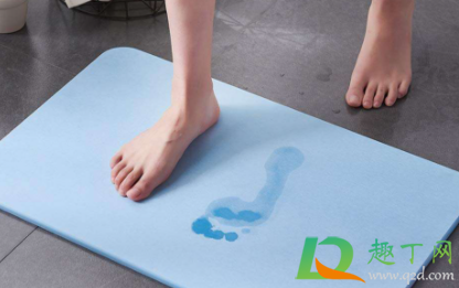 吸水地垫脏了怎么洗(地垫怎样洗才干净)