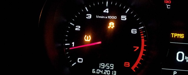 冲了气胎压指示灯还亮的原因及解决方法(轮胎充完气后胎压报警灯还亮)