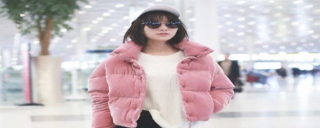 白色打底衫怎么搭配下装(白色打底衫配什么颜色上衣)