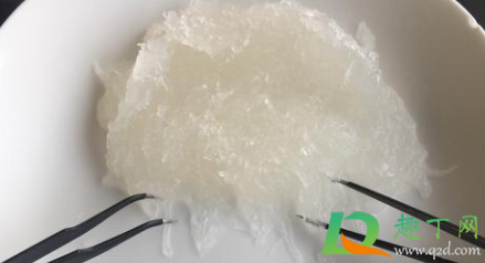 燕窝泡完应该是什么样的(燕窝用水泡后是什么样的)