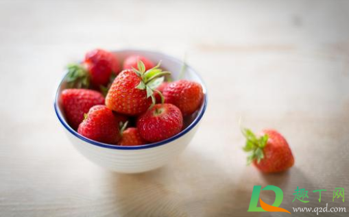 草莓洗了为什么会掉皮(草莓能洗掉嘛)