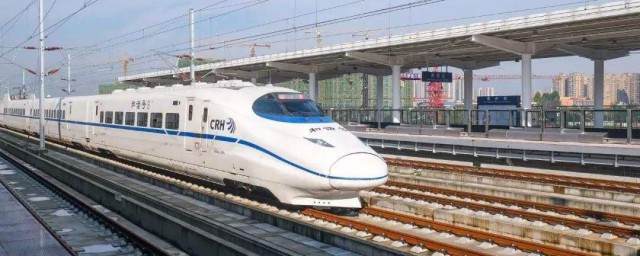 动车的两个头是怎么连在一起的(两个火车头连接在一起)