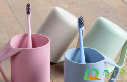 刷牙杯子里的黑色污垢怎么洗掉(刷牙杯子底部有黑色污垢)