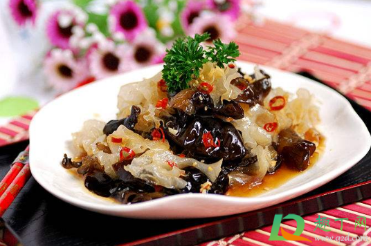 银耳凉拌需要煮一下吗(银耳凉拌用不用水煮一下)