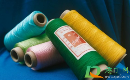 人造丝的衣服可以机洗吗(人造毛衣服可以机洗吗)