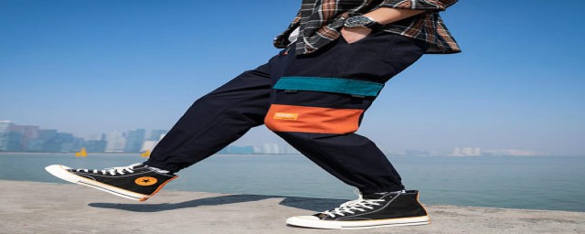 怎么搭配男哈伦裤配(男生哈伦裤搭配)