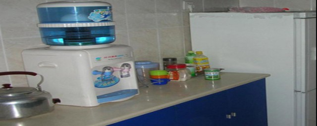 家用饮水机漏水处理方法(家用饮水机漏水怎么回事)