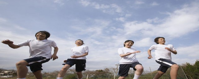 中考800米跑多长时间及格？(跑800米多少时间及格)