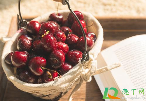 车厘子颜色是从浅红色变紫色吗(车厘子发紫黑色)