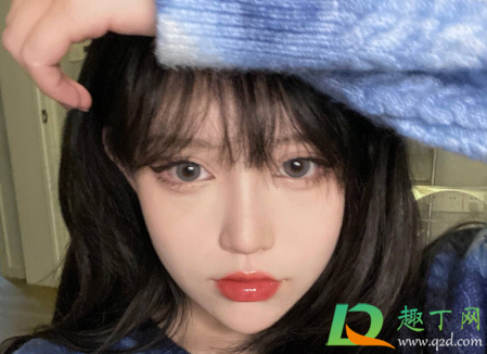 蓝黑色头发需要漂吗(黑蓝色头发需要漂么)