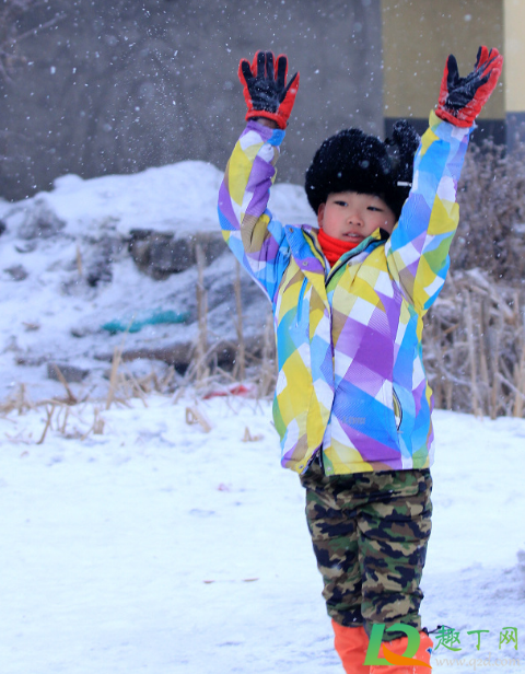 下雪穿什么鞋子不打滑(下雪天穿靴子防滑吗)