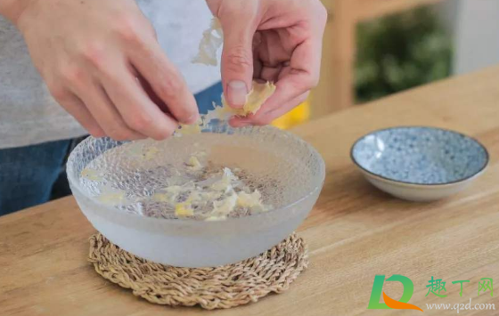 银耳是整个一起泡还是弄碎再泡(银耳要掰碎了泡么?) 银耳是整个一起泡还是弄碎再泡(银耳要掰碎了泡么?)