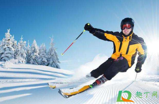 滑雪眼镜戴在头盔里边还是外边(滑雪戴头盔可以戴眼镜吗)