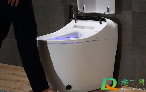 袜子掉马桶里冲走了会不会堵(袜子掉马桶里会不会堵住)