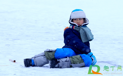 下雪穿什么鞋子不打滑(下雪天穿靴子防滑吗)