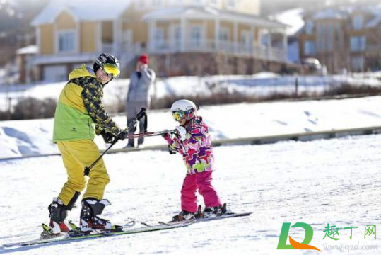 滑雪眼镜戴在头盔里边还是外边(滑雪戴头盔可以戴眼镜吗)