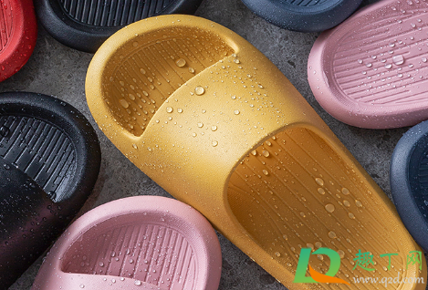 拖鞋底下臭味哪里来的(拖鞋鞋底臭味)