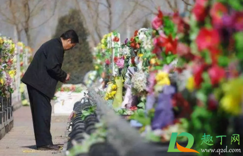 亲人去世冬至第一年要上坟吗(过年什么时间给已故的亲人上坟)