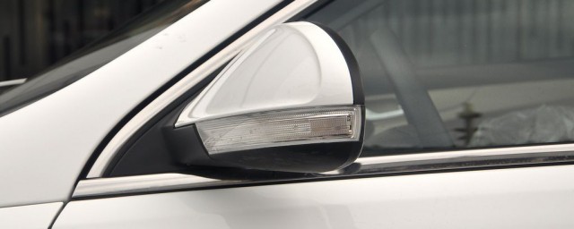 汽车前边在转向灯坏了后面和侧面没事可不可以上路(转向灯坏了怎么上路)