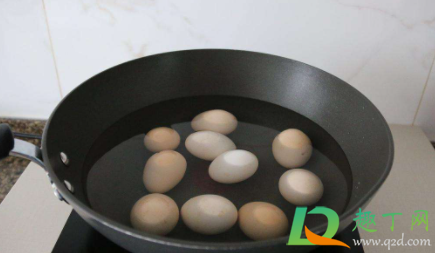 电水壶煮鸡蛋煮得熟么(电水壶煮鸡蛋水开了鸡蛋熟吗)