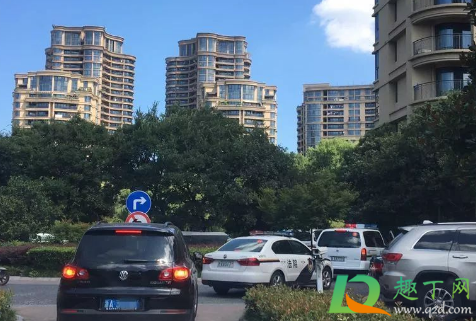 小区环境脏乱差怎么解决(小区里脏乱差,你会怎么做?)