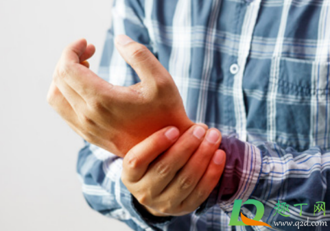 手指关节疼痛是怎么回事(夏天手指关节疼痛是怎么回事)