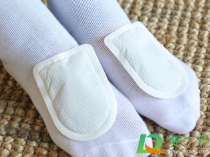 暖宝宝贴在衣服上有胶怎么办(暖宝贴弄衣服上怎么办)