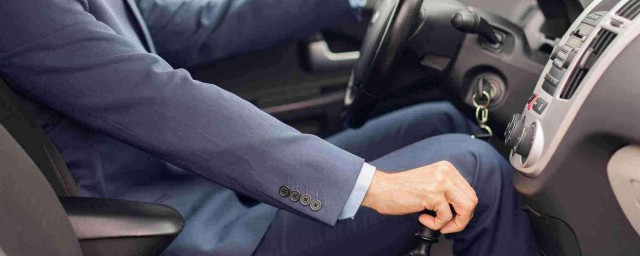 手动挡的车要怎么换挡呢(手动车怎样换挡)