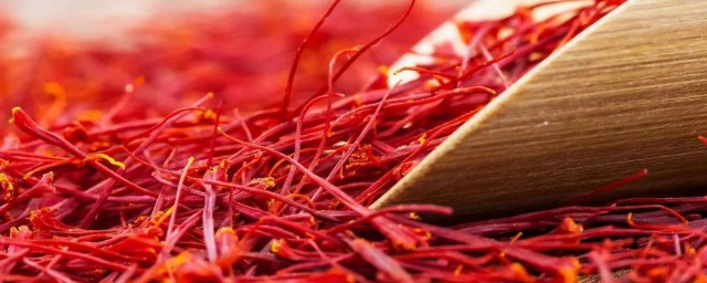 藏红花泡水喝的禁忌是什么(藏红花泡水喝的副作用藏红花的禁忌)