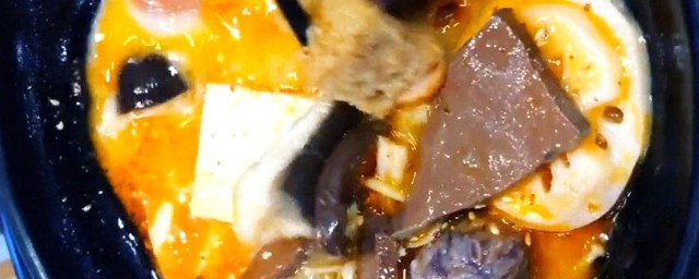 麻辣烫好不好吃底汤起着决定性作用(不辣的麻辣烫的汤底是用什么做的)