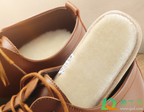 马丁靴的鞋垫老跑出来怎么办(靴子的鞋垫老是往后跑)