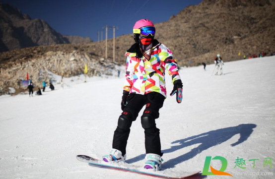 滑雪眼镜戴大的好还是小的好(对于戴眼镜的滑雪者应该选择哪种类型的滑雪镜)