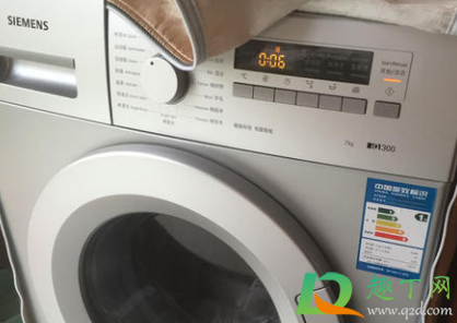 洗衣机抖动跑位怎么解决(新买的洗衣机抖动跑位)