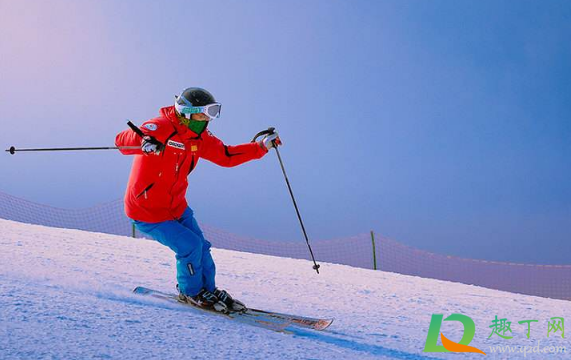 滑雪眼镜戴大的好还是小的好(对于戴眼镜的滑雪者应该选择哪种类型的滑雪镜)